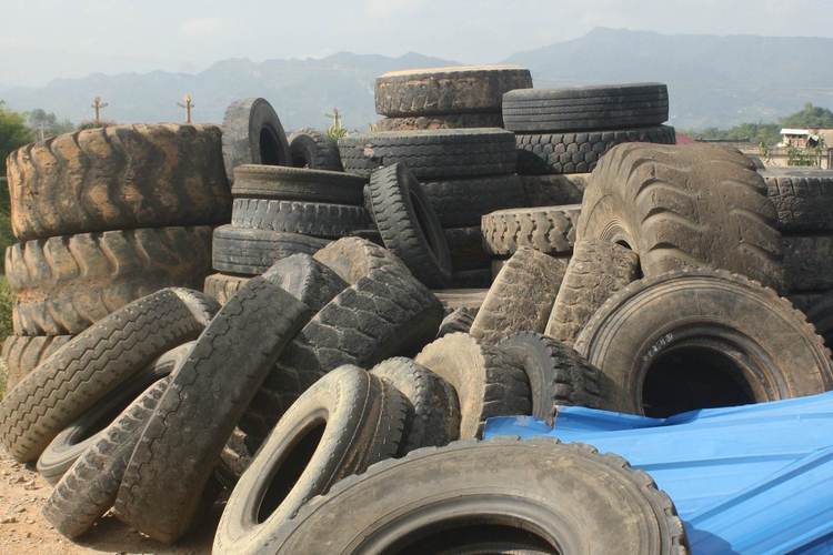 非洲成批从中国回收旧轮胎,加工后卖5-10元,国内1年回收655万吨