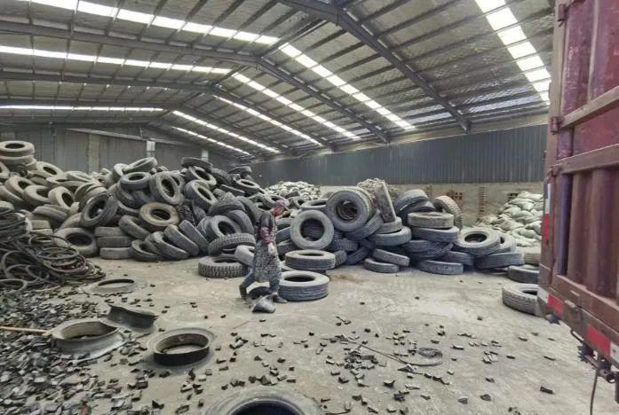 河南商丘示范区一废旧轮胎粉碎加工厂污染严重中州办事处领导充当保护
